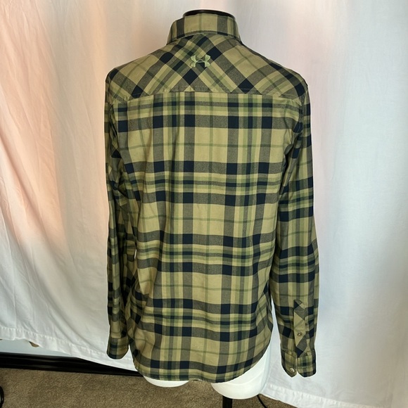 Men’s great and black Under Armour flannel - Picture 3 of 5